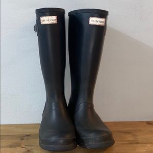 Black hunter boots